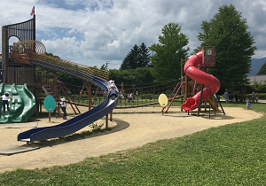 大きな遊具と広いドッグランがある 湯川ふるさと公園 よき軽井沢